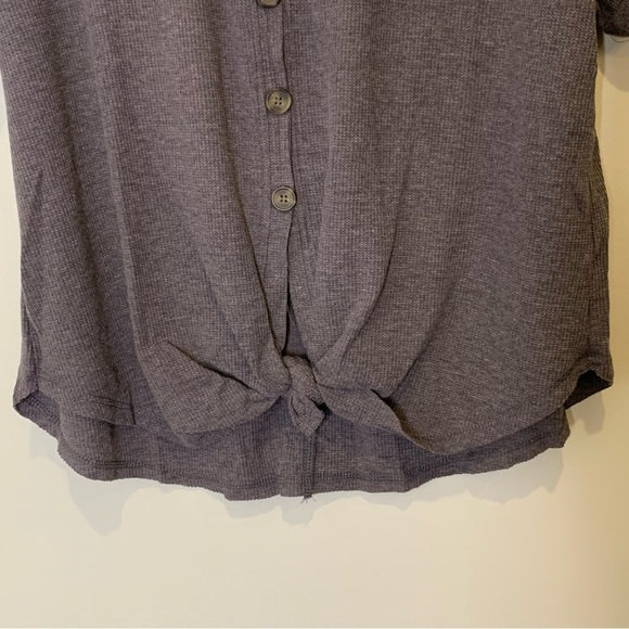 UMGEE NWT grey waffle knit button up vneck‎ top. Size M - Picture 4 of 9